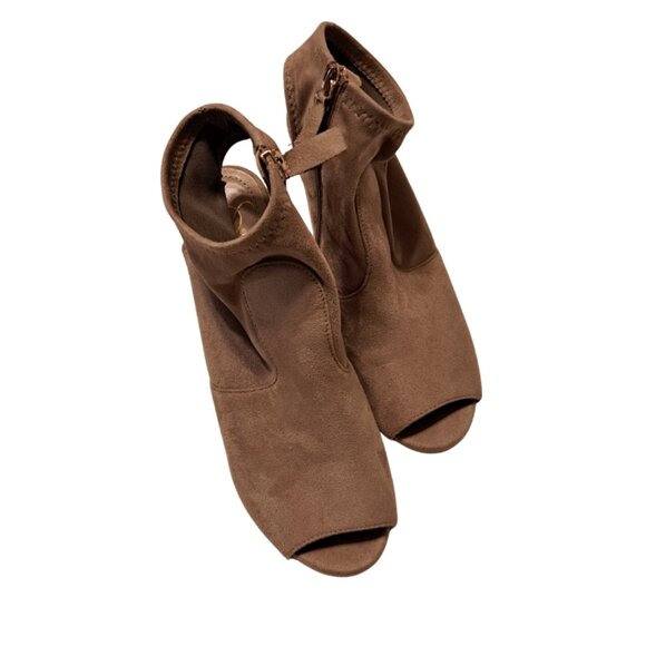 Heart in D Women's Shoe Beige Peep Toe booties Block Heel Size 10 - Picture 1 of 5